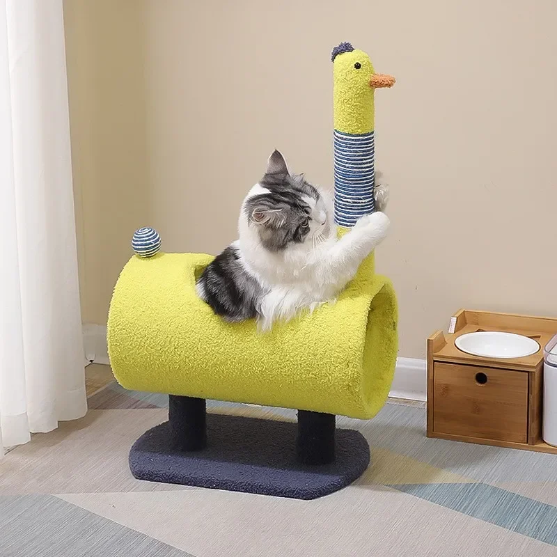 Katzenbaum im Hühnerdesign