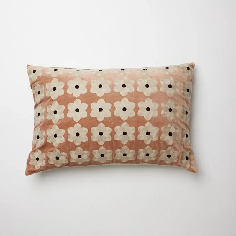 Coussin fleurs rose nude
