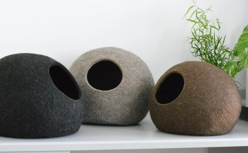 Cocon en laine feutrée pour chat - Panier confortable artisanal