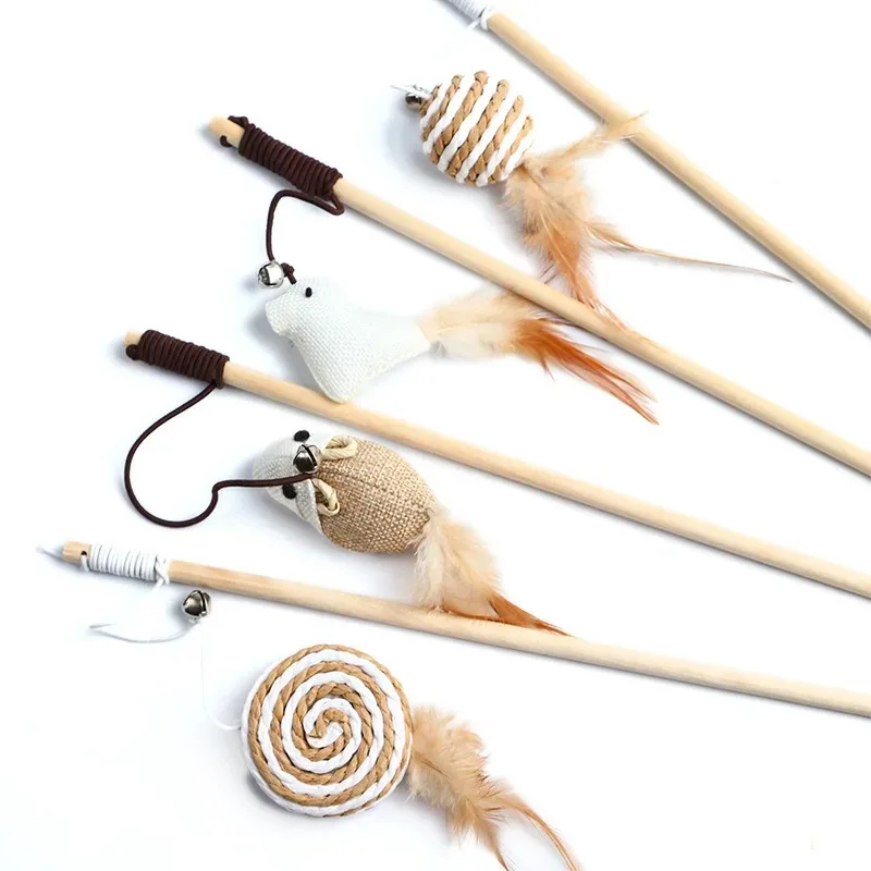 Canne à pêche en bois avec pendentif à plumes