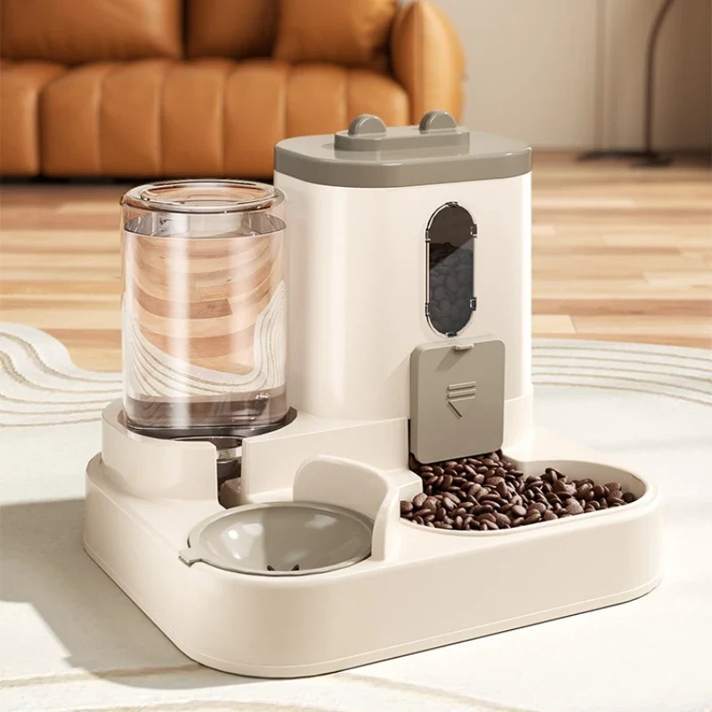 Gamelle distributeur avec réservoir d'eau